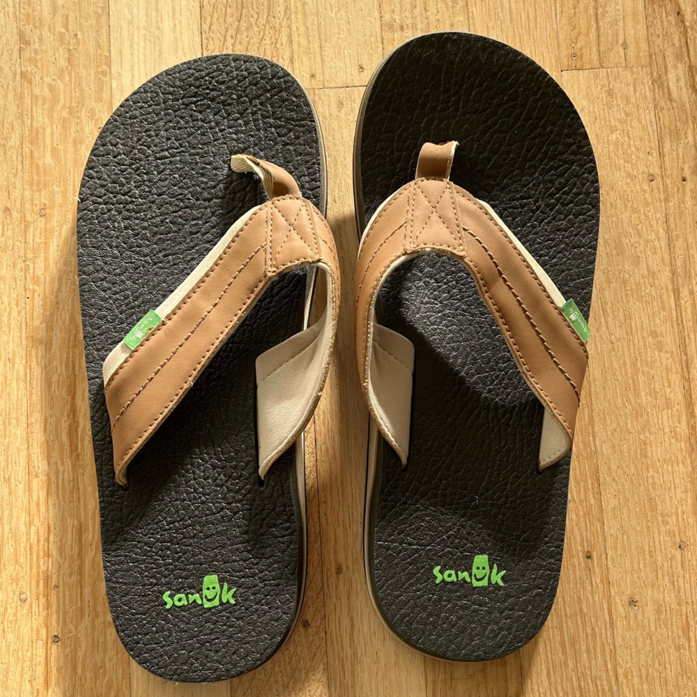 Brown canvas men's Sanuk flip flops